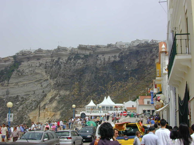 ナザレの海岸から高台のオ・シティオを見上げています。