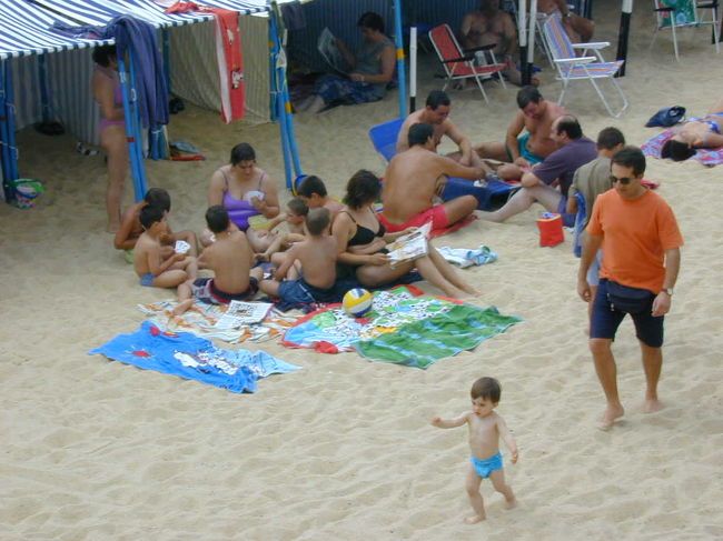 ナザレの海岸に家族ずれの姿が見られます。