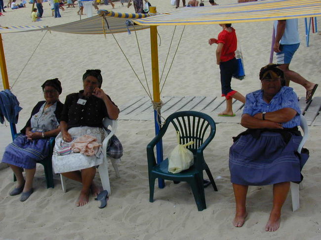 ナザレの海岸で見受けたポルトガルの典型的な女性の姿です。