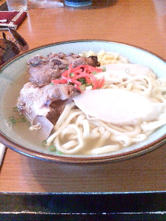 お昼は『亀吉』ってゴハン処で“ソーキソバ”<br /><br />ソーキソバって初めて食べたけど、<br />今まで食べた麺類の中でイチバン美味しかった！！