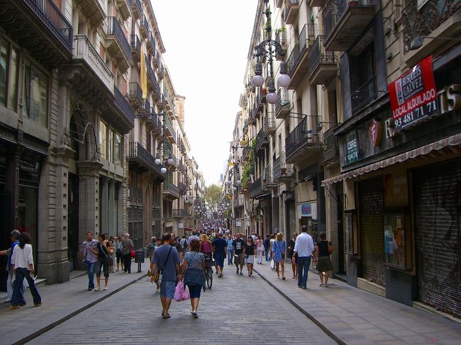 ●旧市街<br />都会的な表通りから一本中へ入ると，こんな歴史の重みを感じさせるような石畳の美しい裏通りもある．散歩をしていて本当に飽きないというか，迷子になっても許せてしまう不思議な街．