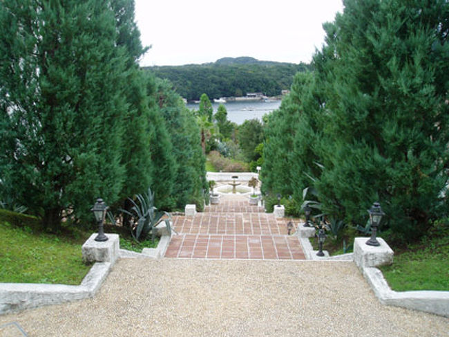 庭を散歩しても異国情緒を楽しめます。<br />どこからでも英虞湾が一望です。<br />賢島といえば、キムタクが主演した「華麗なる一族」の舞台でもある志摩観光ホテルからの景色が有名ですが、こちらも決して負けてはいません。<br /><br />連休の後だったせいか、お客様も少なく、ジムもサウナも大浴場も独り占め。思いっきり汗をながし、大浴場では泳げる勢い。気分はすっかり爽快です。<br /><br />