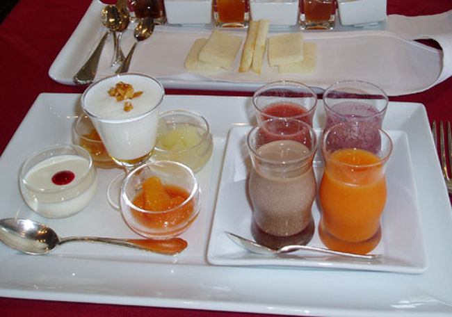 このホテルは朝食の口コミが好評だったので楽しみにしていました。フレンチのアッシュドールの朝食をいただきましたが、噂にたがわず、とてもオリジナリティのある美味しい朝食でした。<br />まずフレッシュなジュース４種。今話題のアマゾンのフルーツ「アサイー」「人参とアセロラ」「ベリー」「カカオ」のジュース。４種類のフルーツコンポートの真ん中の一見シャンパンのような飲み物の中身は、ヨーグルトをホイップした下に蜂蜜が。