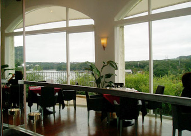 レストランからの景色もアゴ湾が一望。天気がよければさらに気持ちよかったと思います。<br />リゾートホテルの朝食というのは、一つのポイントです。朝が気持ちよいと一日を爽やかに始められます。<br /><br />気持ちの良い朝食を終えて、ホテルのショップなどをのぞき、しばしホテルでゆっくりした後、再び近鉄特急に乗って伊勢市へ。<br /><br />