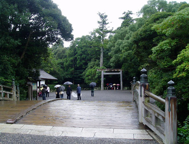 お伊勢参りは外宮からというのが常識だそうで。<br />まずは伊勢市へ。<br />伊勢市駅に着いたときは雨がかなり降っていたのですが、歩いて５分程度、外宮の表参道火除橋に着くとパタッと雨がやみました。<br />手水舎で両手、口を清め、雨上がりのしんとした緑のなかを玉砂利を踏みしめながら歩いていくと、徐々に身が清められていく感じです。
