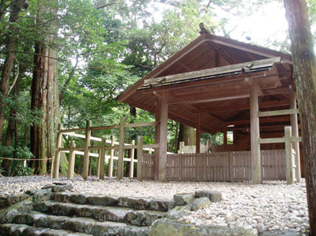 一の鳥居、二の鳥居、神楽殿を通り過ぎ、山の頂へ向かい階段をあがっていくと多賀宮があります。<br />豊受大神（とようけおおみかみ）の荒御魂（あらみたま）をおまつりをする別宮です。<br /><br />そこを少しさがると土宮-大土御祖神（おおつちみおやのかみ）をまつる別宮。<br />風宮（かぜのみや）-風の神をまつる別宮。鎌倉時代に神風を吹かせて日本を守った神だそうです。<br /><br />