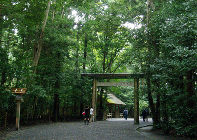 御正殿の参拝を終え、北御門鳥居をぬけて外宮のお参りはおしまいです。外宮は人も少なく、雨上がりの緑深い宮内を歩いたせいか、空気が澄み、なんともいえない清い気持ちになりました。