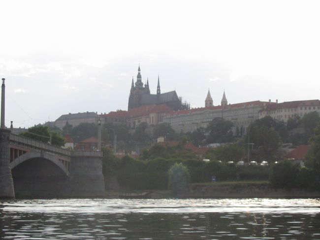 モルダウ川を小さな船で遊覧。おススメです。<br />川からみるプラハ城。