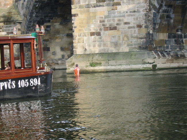 川の中に人が。