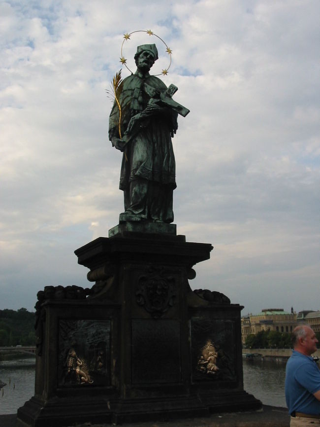 カレル橋上 聖ﾔﾝ・ﾈﾎﾟﾑﾂｷｰ像<br />この像だけ、みんな触って・さすって何してるのかと思いつつ、自分も触りました。<br />後で調べると、レリーフに触れると幸運が訪れるとのこと。なるほどね。