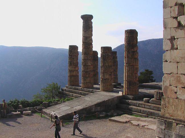 昼食取りにカランバカへ戻り、再び6時間のバス移動です。途中デルフィに立ち寄りました。山の中ですが、アポロンの神託が行われていたということで当時は大分にぎわっていたみたいです。周りの空気が気持ちよく、高野山的なところかな。