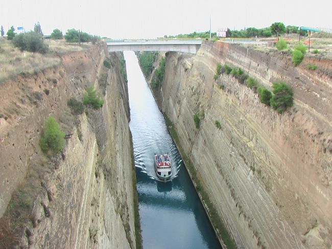 アテネへ戻る前のコリントス運河です。<br />高さ80m、幅24m。確かフランスの会社が作ったそうですが、よく作ったなとひたすら感心です。。