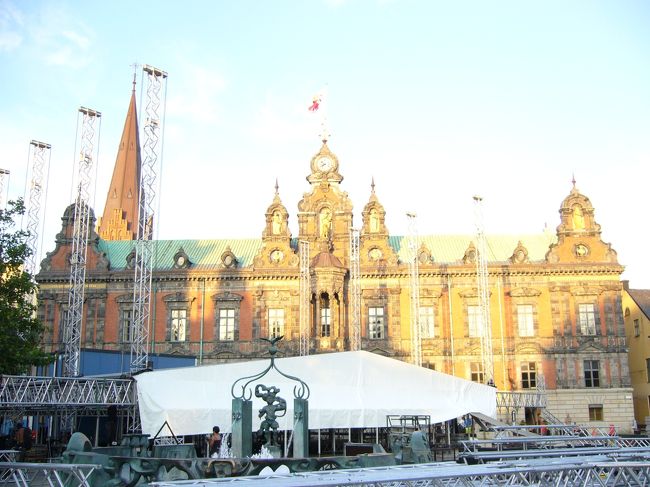 これは市庁舎です。<br />何か催物があるようで、<br />いろいろ準備をしていました。