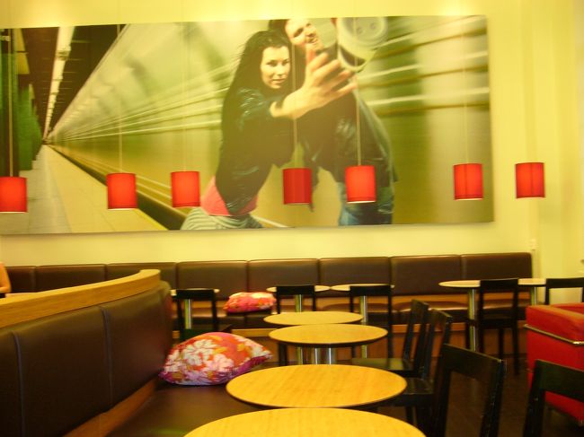 マルメ駅のコーヒーショップです。<br />ソファにクッションも置いてあり、<br />とてもおしゃれな雰囲気♪<br />寝台列車の発車まで時間があったので、<br />１時間位まったりしてました。