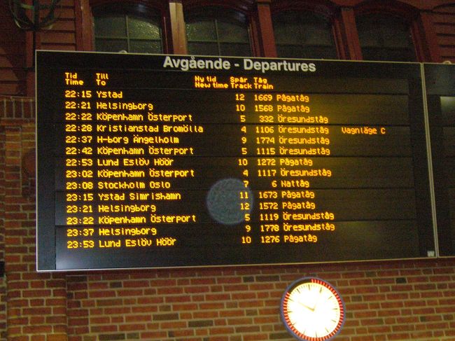駅の電光掲示板です。<br />私たちが乗るのは、<br />23:08発ストックホルム行きの寝台列車です。<br />