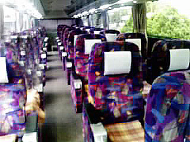 社内は清潔、一列３席でゆったりシート、リクライニングもかなり倒せて新幹線よりずっと楽チン。運転手さんも特別に愛想がよいわけではないですが、感じが悪いわけでもなく、適度なホスピタリティと心配りがかえってよかったです。<br />行きは連休中だったので５０００円、帰りは平日で３５００円。コストパフォーマンス的にも満足でした。