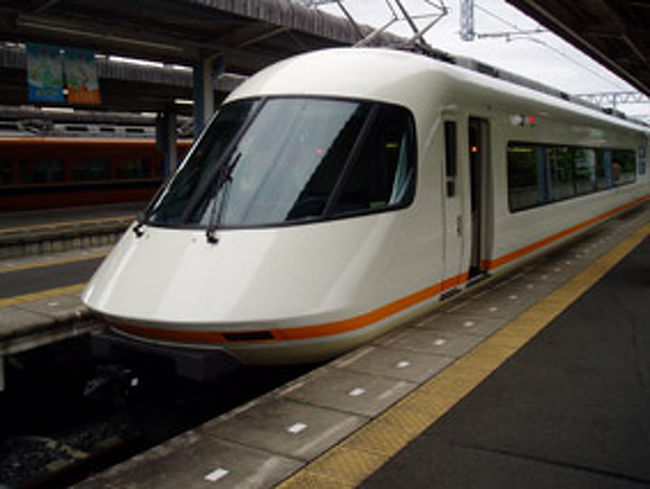 名古屋には朝の5：20頃付いてしまい、出発前は時間つぶしをどうしようかと悩んでいましたが、バスを降りた目の前に「デニーズ」の看板が待ってましたとばかり飛び込んできました。迷いなく一直線に店に入り、フレンチトーストを食べながら時間つぶし。店には同じような早朝到着組が朝食をとったり、眠りこけていたり。<br />この店の欠点はトイレが込んでいること。皆が用を済ませるのみならず、顔洗ったり化粧をしたりしてるんでしょう。<br />その後名古屋で一遊びした後、近鉄特急で賢島へ。<br />この近鉄特急「伊勢志摩ライナー」がまたきれいで快適でした(^^)v