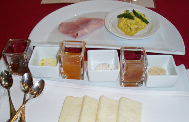 サクサクのブルスケッタにつけるジャム３種、バター、チーズも３種。<br />イチジクの入ったチーズが絶品。次から次へとトッピングを楽しんではしゃいでいるうちに、アツアツの卵料理とハムがサーブされ、コーヒーorティーの注文。<br /><br />