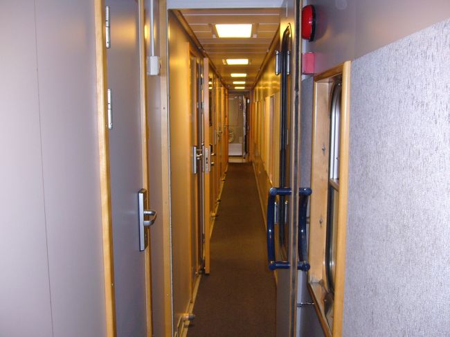 寝台列車の中の廊下
