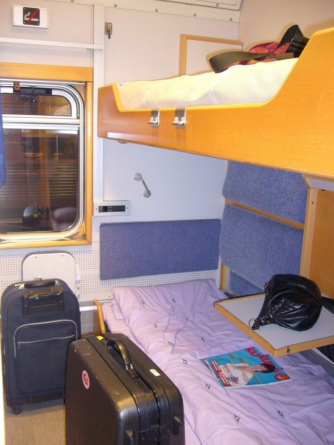 私たちの泊まったのは、<br />シャワー付２人部屋です。<br />ミネラルウォーターも２本置いてありました。<br />思っていたよりも、全然快適で、<br />すぐに熟睡できました（＾＿＾）<br /><br />