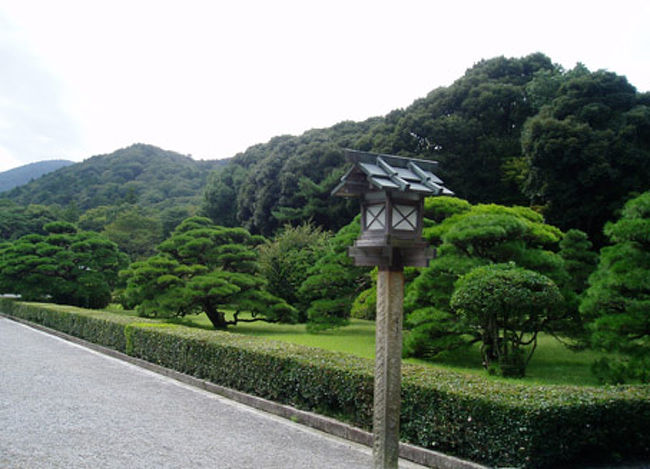 こちらは宇治橋を渡ってすぐの神苑。<br />きれいに手入れのされた松が美しい庭です。<br />大正天皇御手上松があります。