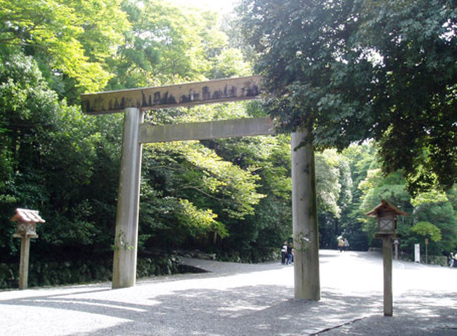 神苑を通り過ぎ、火除橋を渡って手水舎で清めてから一の鳥居。<br /><br />宇治橋のあたりにはあんなに人がいたのに、神宮が広いせいか、このあたりに来るともう人影は減ってきてだんだんと神の領域にお邪魔するという感じで、身が引き締まります。