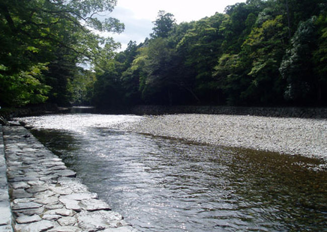 五十鈴川御手洗場<br /><br />参拝する前に清流で有名な五十鈴川で身も心も清めてからおまいりです。<br />五十鈴川の川面に、雨あがりの雲の切れ目から顔をだした陽の光が反射し、キラキラと煌く風情がなんともスピリチュアルな世界へいざないます。