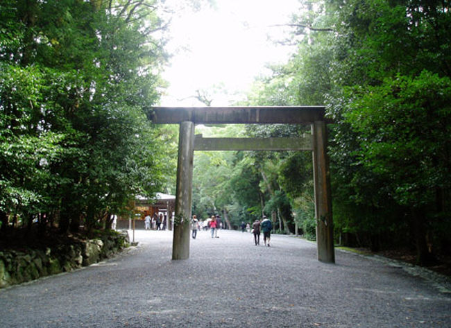 二の鳥居<br /><br />いよいよここから神域へ。