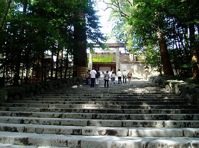 まずは御正宮（ごしょうくう）へ。<br /><br />さすがに皇室のご祖神、天照大神（あまてらすおおみかみ）がまつられている日本でもっとも尊いお宮。写真は階段の下の方からしか撮れません。<br />神妙な気分で階段を上がり、二拝二拍手一拝でおまいりを。<br />御正宮のすぐ隣には、新御敷地が用意されています。<br />２０年に一度、式年遷宮で社殿を新しく建て替えるそうです。<br />次は平成２５年に建てられます。