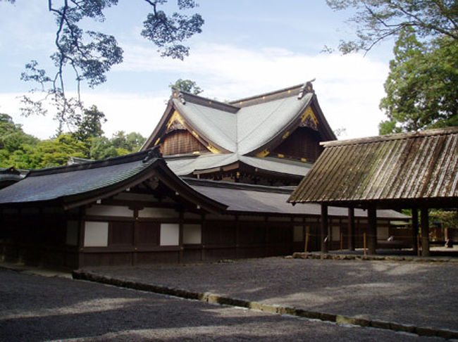 神楽殿<br /><br />ここでご祈祷をします。<br />お札やお守りもここで受けられます。（買うとはいいません）<br />私もここでお守りを受けました。<br />ここのお守りにはただ「神宮」としか書いていません。実は伊勢神宮の正式名称は「神宮」なのです！<br /><br />今回伊勢神宮を訪れる際、関西の人たちから「伊勢神宮」はそんじょそこらの神社とは違うよ。深い森の中にあり、こころ清められるよ」といわれてきました。なるほど、樹齢数百年の天にもとどきそうな鉾杉が立ち並ぶ中、しんとした空気をすいながら玉砂利を踏みしめていると、荘厳な雰囲気で心が浄化された気がしました。まさに霊験あらたかなる「神宮」でした。