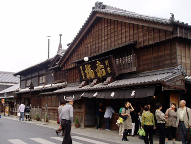 内宮参拝を終え、心も清められたすがすがしい気分でおかげ横丁へ。<br />おはらい町とおりを５分ほど歩くと、いま話題の<br />「赤福」本店、おかげ横丁へつきます。<br />私がここにきたのは、例の事件の直前。まだまだ人々は赤福を食べにお店に押し寄せていました。<br />今思えば、今後赤福をいつ食べられることか。あの時本店の赤福を食べておけばよかったです。<br />ちょっと変わった記念になったことでしょう。