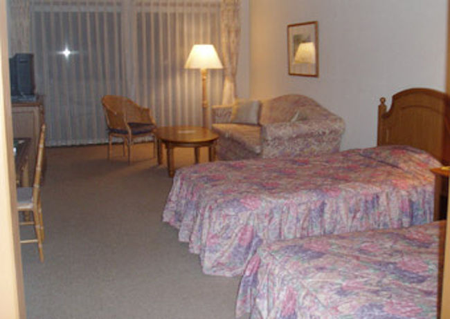 イーストウィングの部屋<br />（１０００円プラスのウェストウィングにすると景色がよく、インターネットもできるようです。）<br /><br />部屋は広めでベッドもセミダブル。<br />必要なものはすべてそろっています。