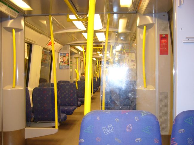 8/15(水)<br />私たちの泊まるホテル（ｽｶﾝﾃﾞｨｯｸ・ﾎﾃﾙ･ﾌｪｰﾌｧｰﾂﾎﾃﾚｯﾄ）<br />のあるスルッセン駅まで、<br />ストックホルム中央駅から地下鉄で移動。