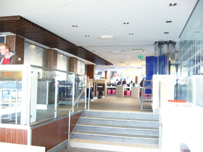 ホテルにスーツケースを預け、<br />マックで朝食です。<br />マックとは思えない、<br />とてもおしゃれな店内です。