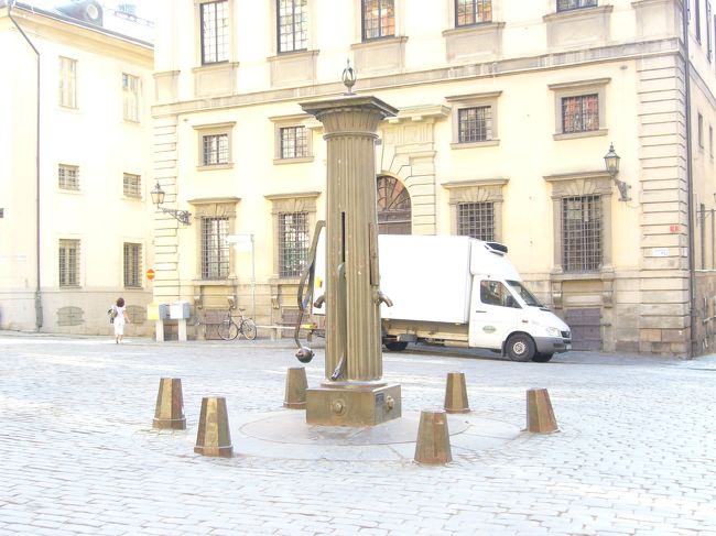 ここは鉄の広場です。<br />かつて、港に運ばれた鉄を<br />この広場に保管していたことから、<br />この名前がついたようです。