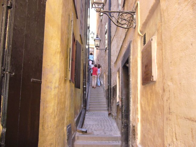 ガムラ・スタンで、最も狭い通りです。<br />両手を伸ばすと、届きます。