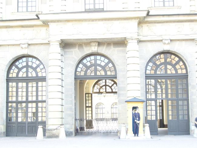 王宮の入り口です。<br />横に衛兵がいます。