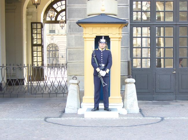 衛兵の周りに書いてあるブラックラインの内側には<br />入ってはいけません！！<br />知らずに入った私は、衛兵に注意されました（-0-)