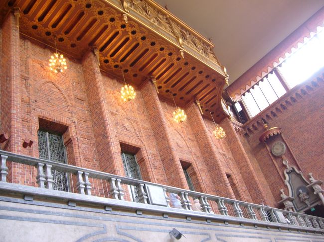 市庁舎の見学ツアーに参加しました。<br />言語ごとにツアーが分かれていて、<br />日本語はないので、私たちは英語ツアーに参加しました。<br />１割位は理解できたかな？？<br />これは、市庁舎の大広間の壁です。<br />この壁は、たたき仕上げになってることで有名だそう。<br />このたたき仕上げは、<br />柔らかい音響効果をもつんだってさ。<br />