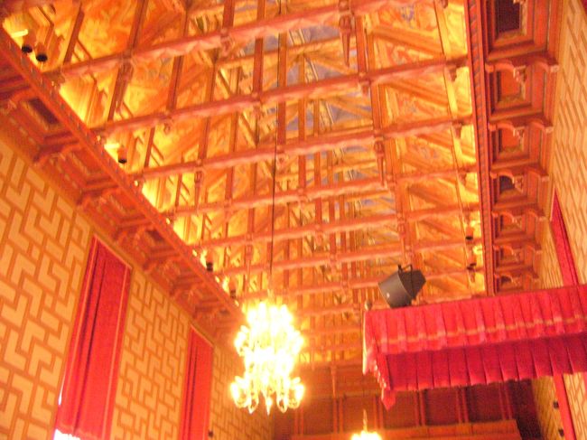 市議会室の天井。<br />ヴァイキング時代の建物のイメージを<br />取り入れてるそうです。
