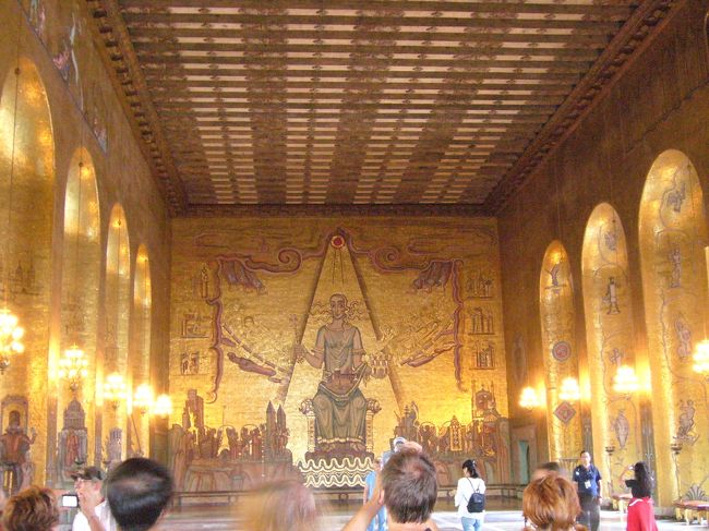 黄金の広間。<br />壁は１８００万のモザイク（陶器・ガラス・金箔）<br />でできているそう。<br />正面には、東の国々、西の国々に<br />称えられるように座っている<br />メーラレン湖の女王様が描かれている絵があります。<br />とてもきらきらしていて、きれいでした。