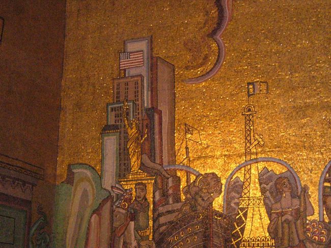 これは、黄金の広間の絵の一部です。<br />近くでよく見てみると、<br />自由の女神やエッフェル塔等が描かれていました。<br />