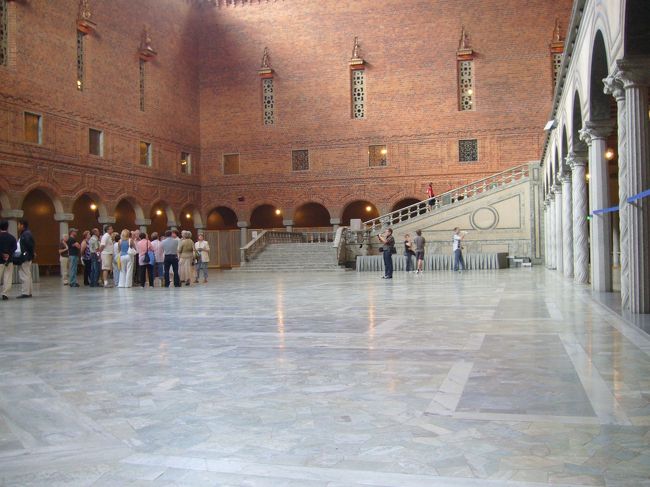 ブルーホール。<br />青色になるべき広間だったのですが、<br />レンガの赤色をそのまま残したとのこと。<br />でも、名前は設計どおり、<br />青の広間（ブルーホール）となったようです。<br />この広間が、ノーベル賞の祝賀会場となるのです。<br />へぇ〜っ。<br />