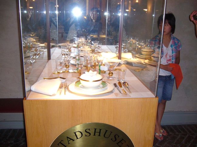 これが、ノーベル賞授賞式の晩餐会で<br />使われる食器です。<br />さすがにきれいな食器でした。