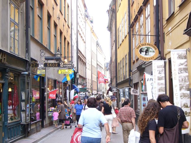 ヴェステルロングガータン通り。<br />お土産屋さんや、かわいい雑貨屋さんが<br />所狭しと並んでました。<br />北欧の雑貨屋さんって、<br />ホントかわいいものばかりであふれてます。<br />北欧で買った物は後ほど紹介しま〜す♪