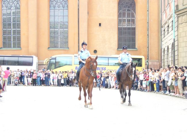 12:15　衛兵交代式のはじまりはじまり〜<br /><br />ものすごい人・人・人。<br />ストックホルムにいる全ての観光客が<br />集まった感じでした。<br />