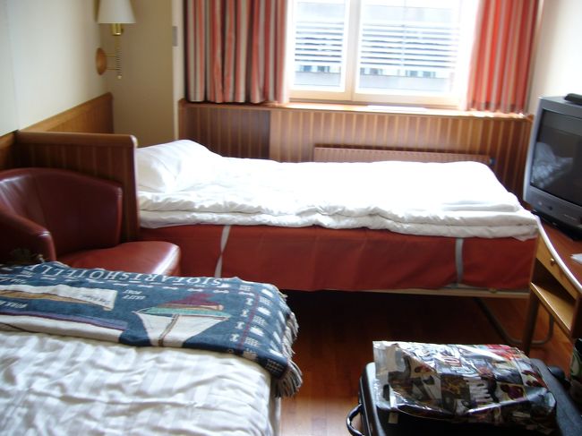 ホテルにチェックインしました。<br />ホテルの部屋はこんな感じ。<br />ベッドカバーが手編みっぽくってかわいい＾＾