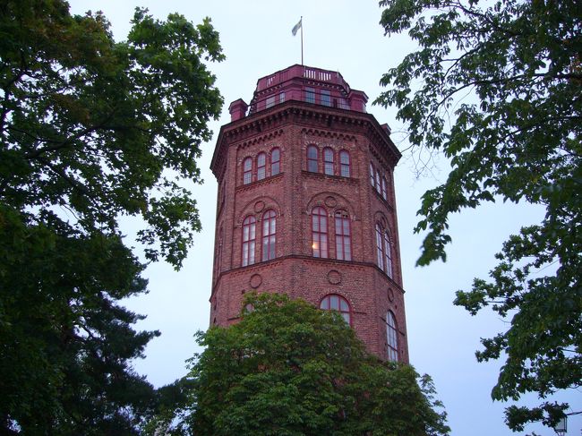 スカンセンの中の塔。<br />19時頃スカンセンに行ったら、<br />人っ子１人いないし、<br />中の建物もみんな閉まってました（ー＿ー）<br />写真の塔まで閉まっていて、<br />一体なんなのぉ〜っ。<br />22時までオープンしてても、<br />中の建物が全部閉まってるんじゃ意味なし。<br /><br />この後、なんだかどっと疲れが出てきて、<br />どこかでレストランを探す元気もなかったので、<br />また夕食もスルッセン駅近くのマックで食べました。<br />なんかマックって、落ち着くんだよね。<br />