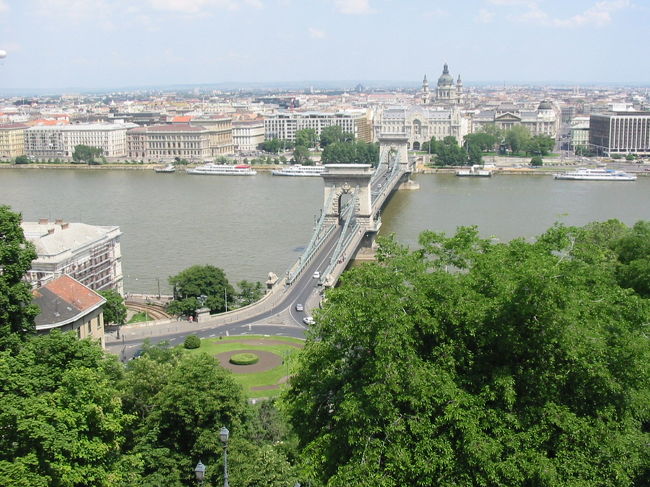 くさり橋　王宮の丘から