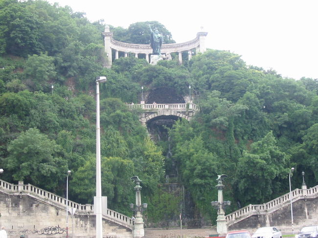 聖ゲッレールト像 丘の中腹